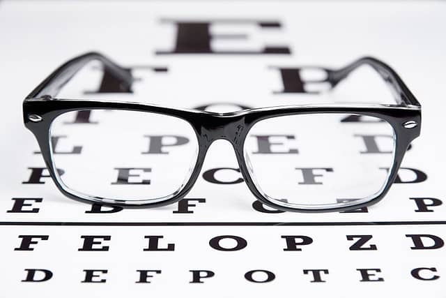 7 Warning Signs You Need to Get Glasses min
